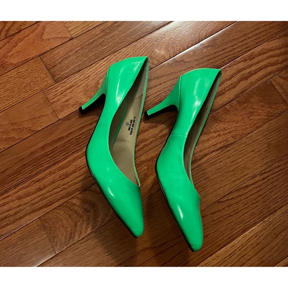 Shelly’s Neon Green Heels - Picture 3 of 9